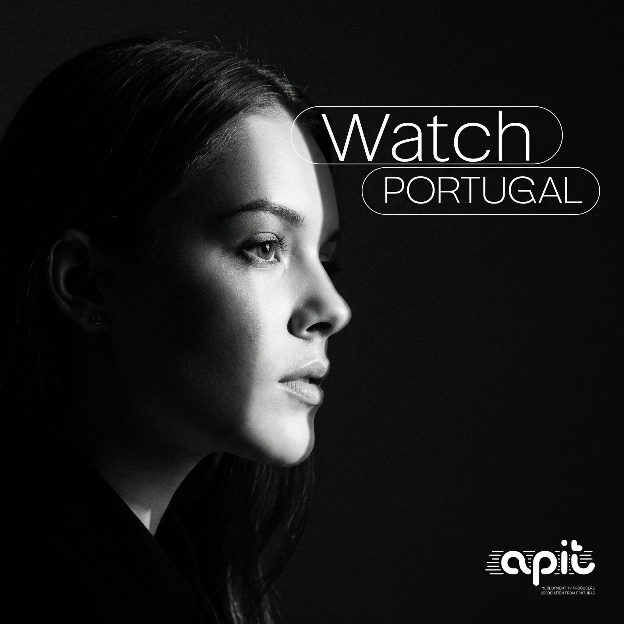 Retrato a preto e branco de mulher de perfil sobre fundo escuro, com os dizeres "Watch Portugal" e o logótipo "apit"